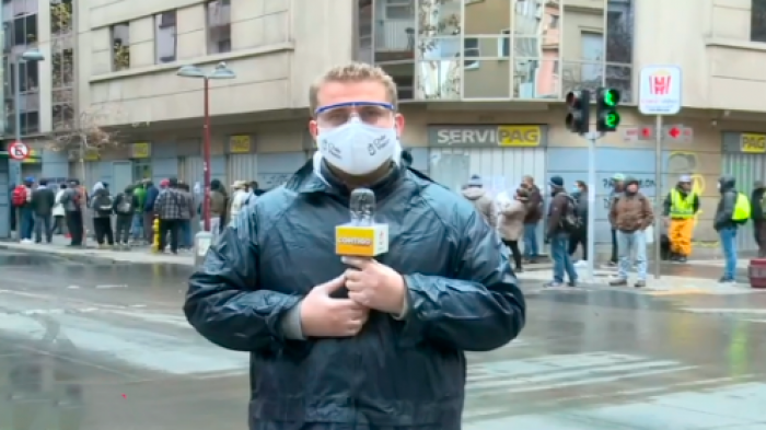 Eternas filas para cobro de pensión y seguro de cesantía en el centro de Santiago