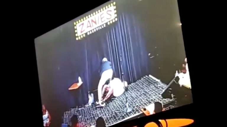 Comediante dio positivo por COVID-19 tras desmayarse en pleno show