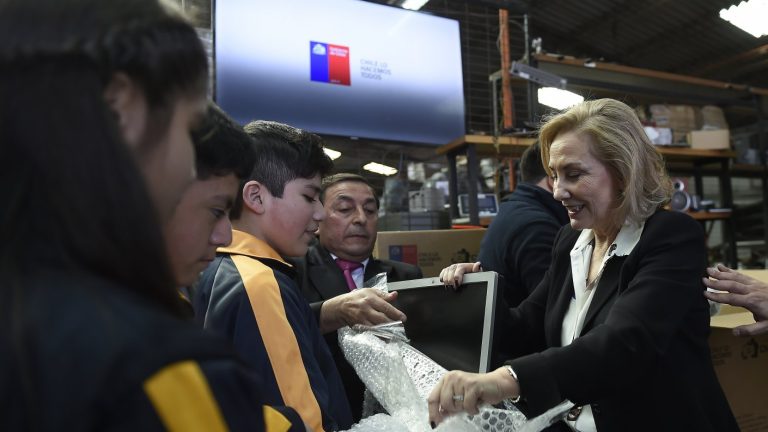 Fundación que preside Cecilia Morel entrega 3.850 computadores a 420 colegios vulnerables