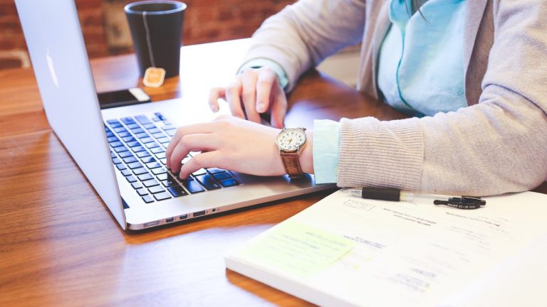 Mayores de 18 años: Cómo inscribirte en Internet para rendir exámenes libres y terminar la enseñanza básica o media