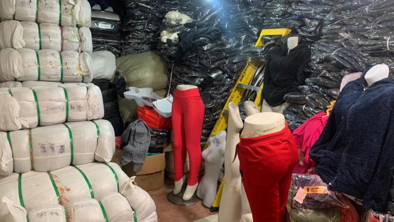 Desbaratan centros clandestinos que abastecían a comerciantes ambulantes en barrio Meiggs