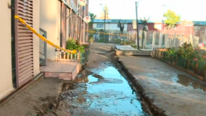 Vecinos de La Florida están sin agua potable y temen por socavón en entrada de departamentos