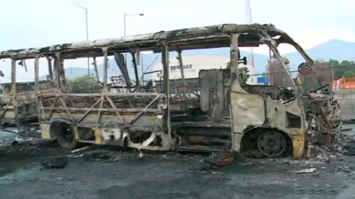 Incendian bus tras saqueo a colegio en Recoleta: Vecinos registraron el hecho en redes sociales