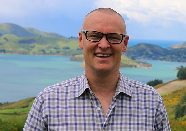 Aceptan renuncia de ministro de Salud de Nueva Zelandia que se saltó la cuarentena para ir a la playa