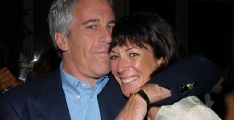 Detienen a última novia de Jeffrey Epstein, investigada por cómplice de sus delitos sexuales