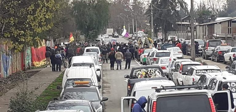 Critican masiva despedida a concejal en Peñaflor: Pese a cuarentena, cientos de personas salieron a las calles