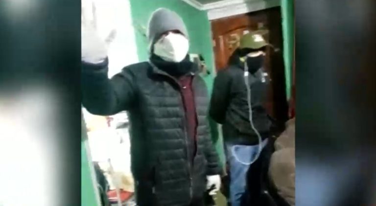 Familia grabó cómo falsos carabineros los asaltaron en supuesto allanamiento