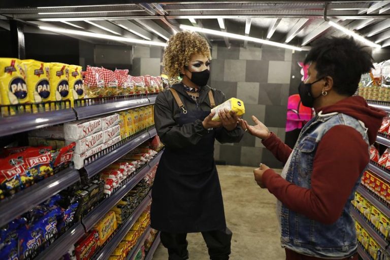 Atendido por drag queens: Discoteque LGTBIQ se convirtió en supermercado debido al coronavirus