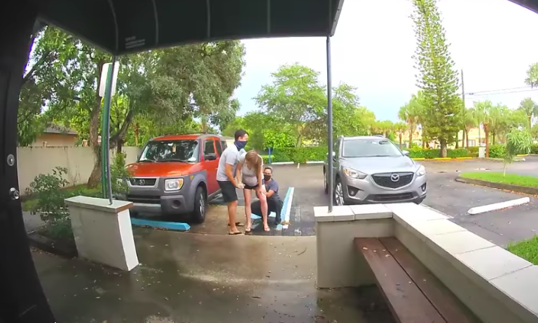 Mujer dio a luz en estacionamiento tras no alcanzar a llegar al hospital