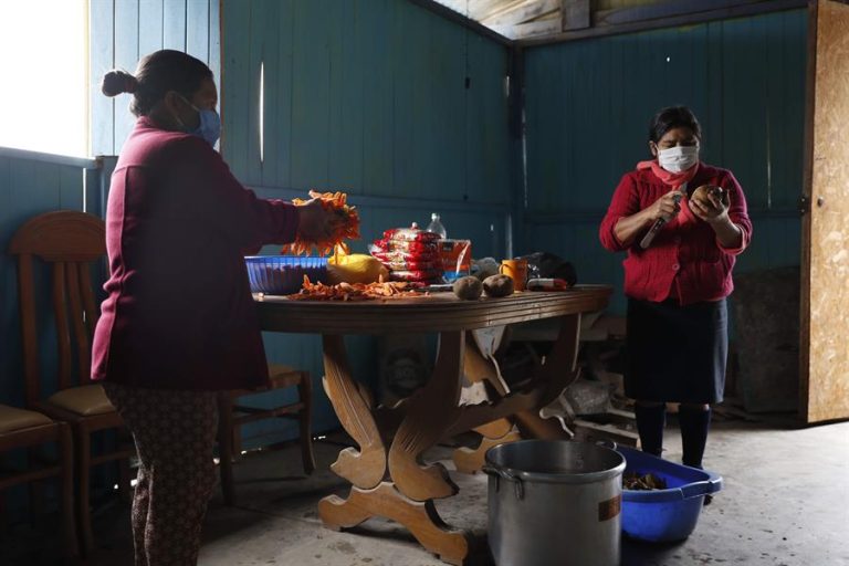 Un cura realiza ollas comunas para salvar del hambre a 8 mil familias que lo perdieron todo