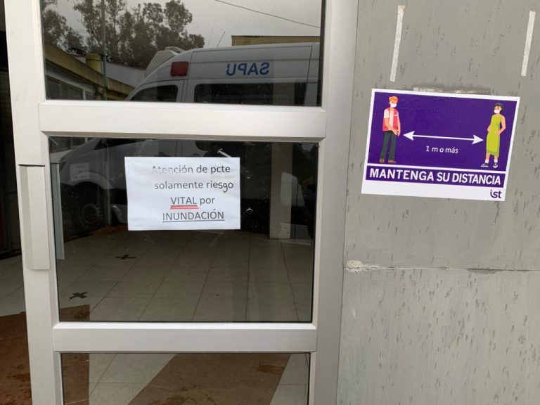 Lluvia inundó Cesfam en Valparaíso, incluyendo el área que atendía a pacientes COVID