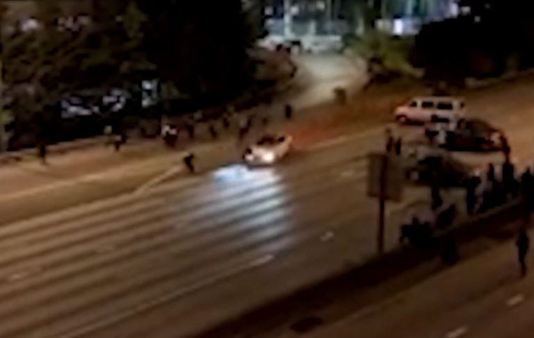 Estremecedor: Dos mujeres fueron embestidas por un auto en protesta antirracista