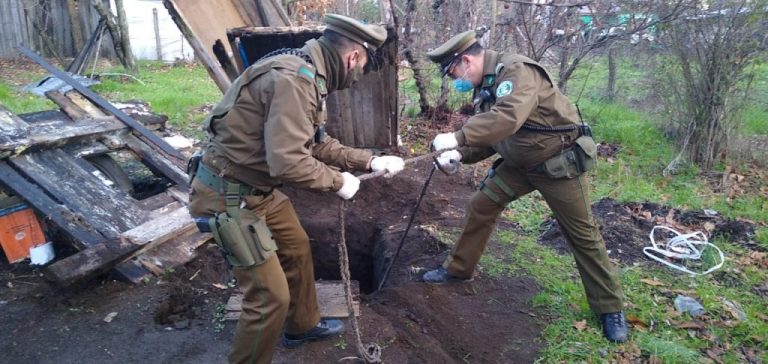 Hombre acusado de violar a su madre de 80 años estaba escondido en un pozo séptico