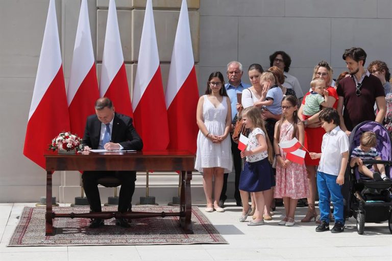 Presidente de Polonia presenta cambio a la constitución para prohibir que parejas homosexuales puedan adoptar