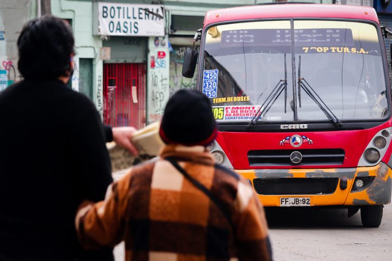 Empresas de buses rurales de la RM presentaron recurso de protección tras rebaja en la tarifa de adultos mayores