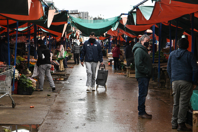 Nuevo máximo histórico: Endeudamiento de hogares chilenos sube a un 75,4% de sus ingresos disponibles