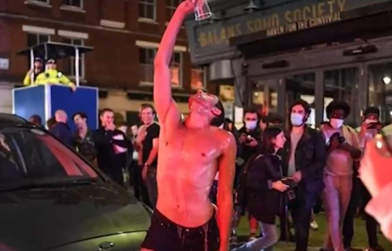 Incluso apostaban quién se contagiaba primero: Las polémicas fiestas en las calles en Inglaterra y EE.UU.