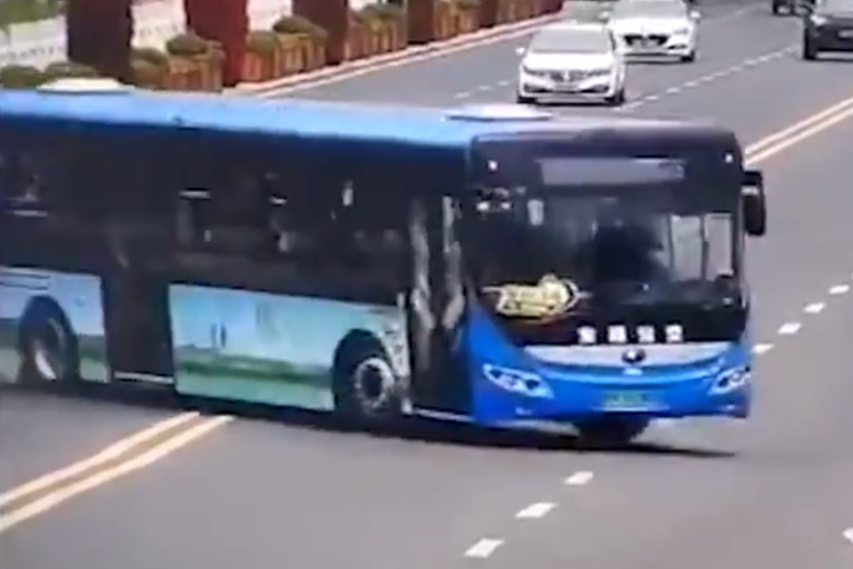 China: Al menos 21 estudiantes murieron luego que el bus en que viajaban cayera a un embalse