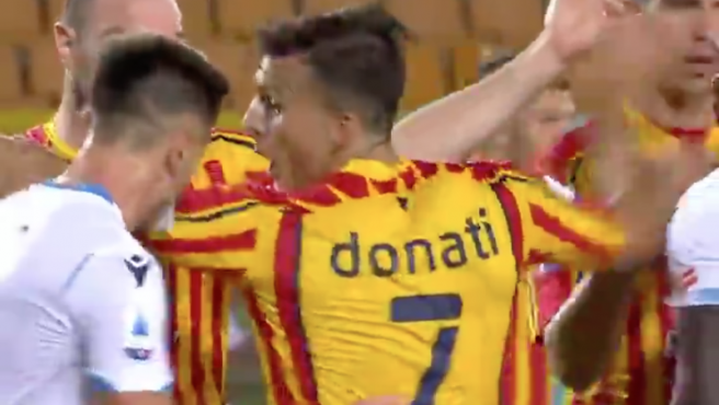 A lo Lucho Suárez: Defensa se picó, mordió al rival y el VAR lo delató