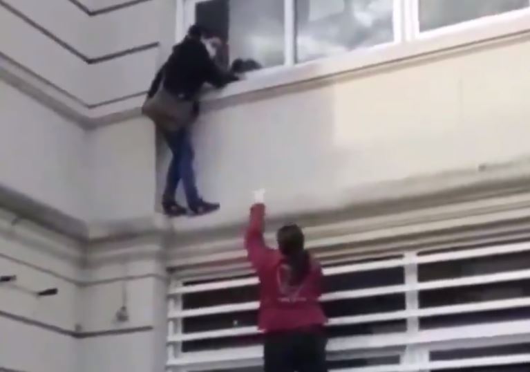 Mujer trepó a lo Spider-Man por la pared del hospital para ver a un familiar con COVID-19