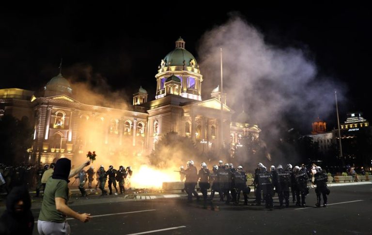 Más de 60 heridos: Manifestantes serbios irrumpen en el Parlamento en protesta por toque de queda