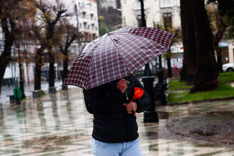 ¡Hasta 100 milímetros de agua! Dirección Meteorológica emitió alerta por lluvias en el sur del país