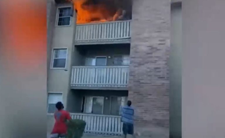 Madre salvó a su hijo de un incendio arrojándolo por el balcón y fue rescatado por un vecino