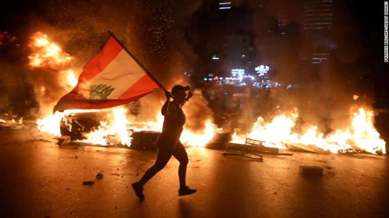 Apagones, comida de la basura y suicidios: Los dramáticos efectos de la crisis en Líbano