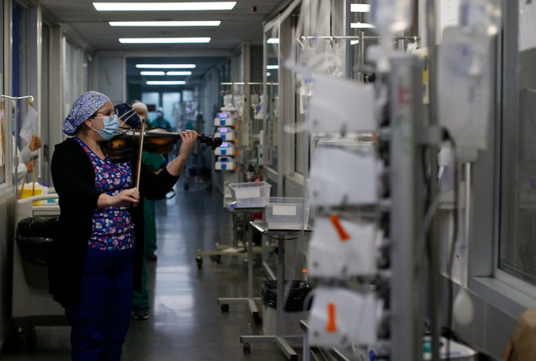 Revista Time destacó a enfermera chilena que toca el violín a pacientes con COVID-19
