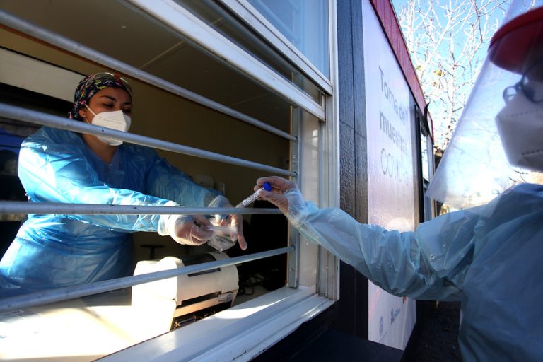 Está confinada, tiene COVID-19, su hijo es autista, su madre está postrada y no cuenta con ninguna red de apoyo