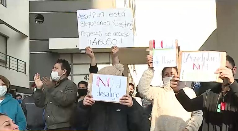 Vecinos denuncian bloqueo de tarjetas de acceso a sus departamentos al mes de atraso en el pago de arriendo