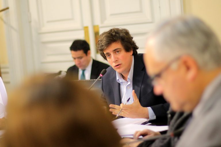 Detienen a tres personas por amenazas de muerte en contra de diputado Schalper