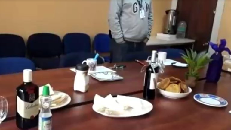 En horario laboral y en cuarentena: Acusan a secretaria de organizar cumpleaños en oficina municipal de Valparaíso