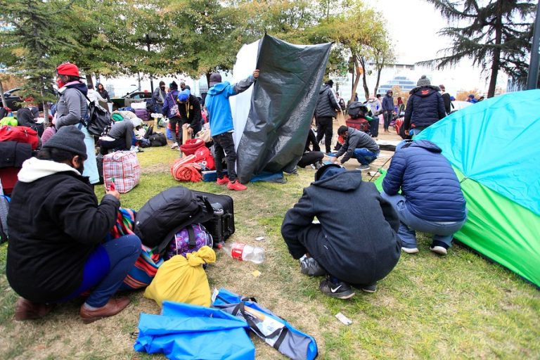 Nuevos grupos de bolivianos y peruanos pernoctan afuera de consulados: Piden retornar a su país