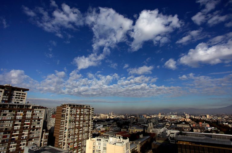 ¿Extrañas el sol? Anuncian cielo despejado y máximas superiores a 20° para Santiago