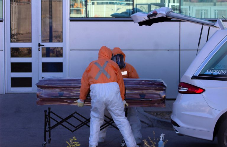 Muertes por COVID-19 superan las 560 mil en todo el mundo y contagios exceden los 12,4 millones