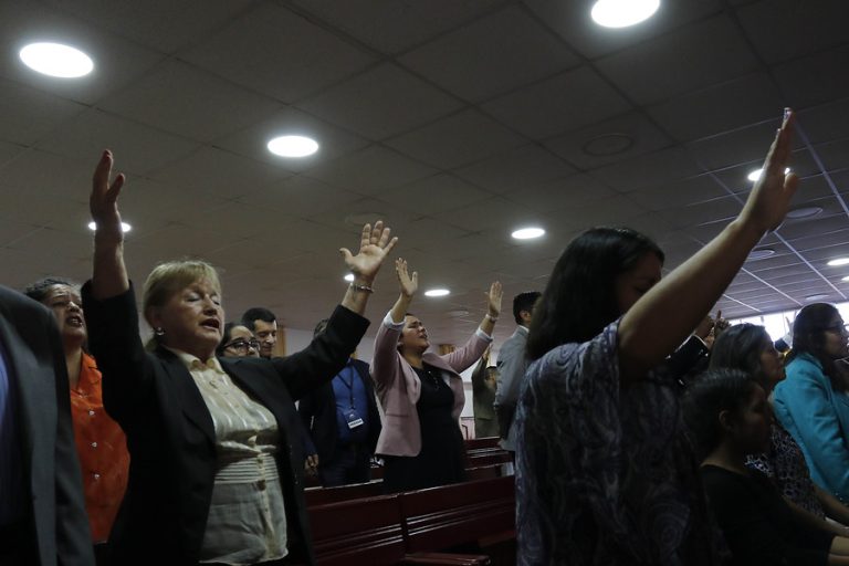 Pastor evangélico desobedeció las medidas y fue detenido: Juntó a 50 personas en un culto