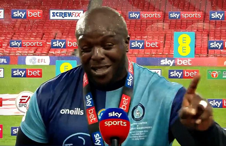 Adebayo Akinfenwa, futbolista de 110 kilos, explotó de euforia en una entrevista tras lograr el ascenso