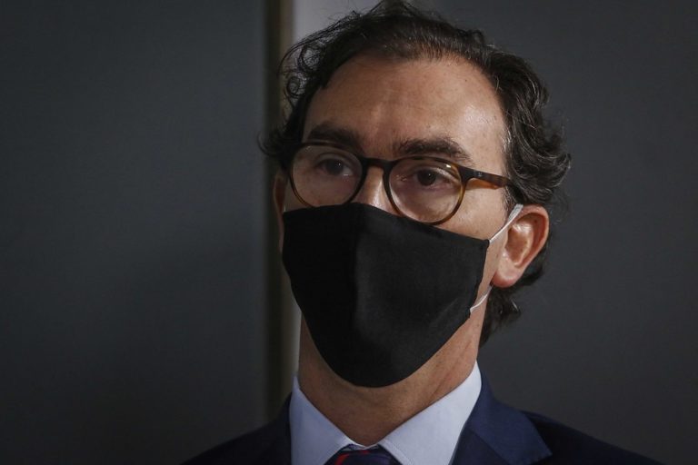 Ministro de Educación dice que declaraciones de alcaldes sobre clases presenciales “son un error”