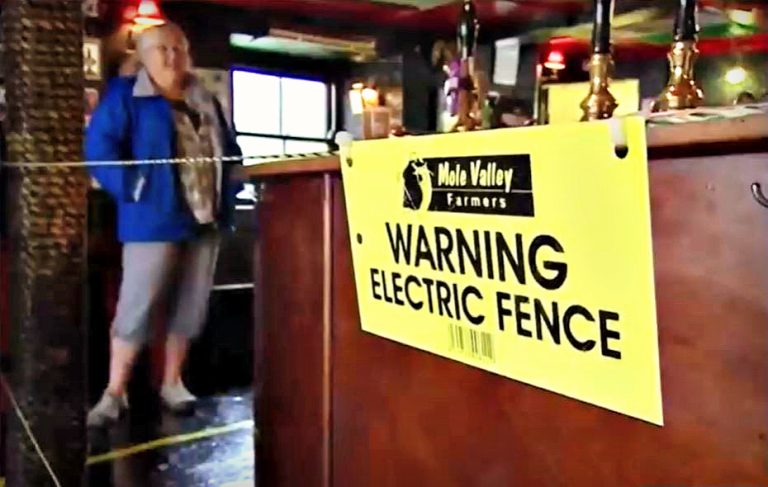 Bar londinense colocó un cerco eléctrico para mantener la distancia social en desconfinamiento