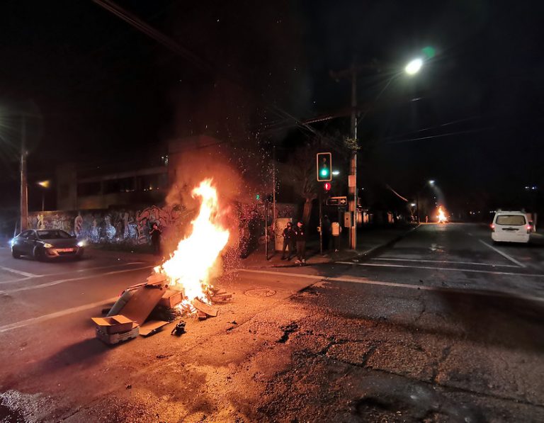 Se registraron cacerolazos y barricadas a horas de votación por retiro de fondos de las AFP
