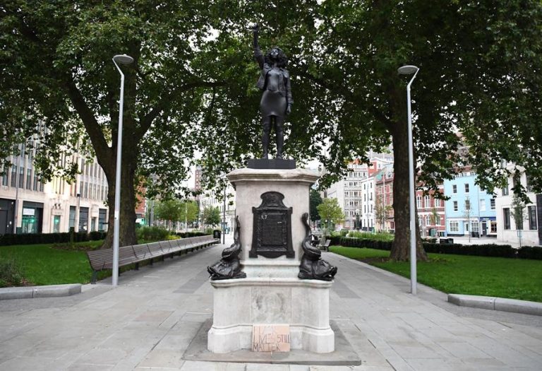 Estatua de comerciante de esclavos fue sustituida por la de una manifestante negra