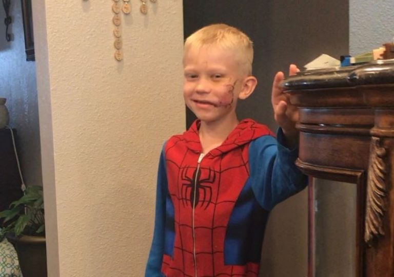 Niño de 6 años se convirtió en el héroe de su hermana al salvarla de ataque de un perro