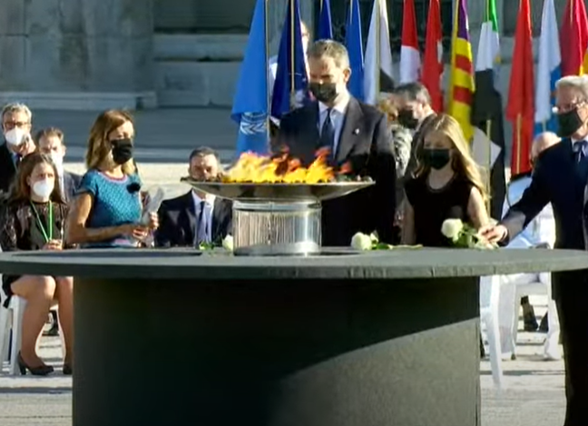 España registra el mayor número de casos de COVID-19 desde el 10 de mayo y realiza homenaje por las víctimas