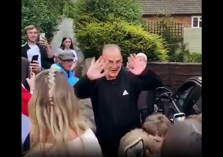 Los hinchas del Leeds fueron hasta la casa de Bielsa a agradecerle el ascenso a la Premier