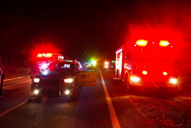 Camión con desechos médicos de COVID-19 chocó en La Serena: Residuos quedaron esparcidos en la ruta