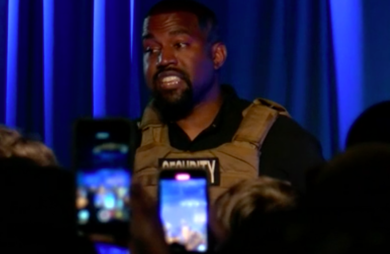 Kanye West lloró, habló sobre aborto y usó un chaleco antibalas en su primer acto de campaña presidencial