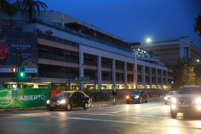 Fiscalía pide 300 días de cárcel para doctora con COVID-19 sorprendida en el Mall Alto Las Condes