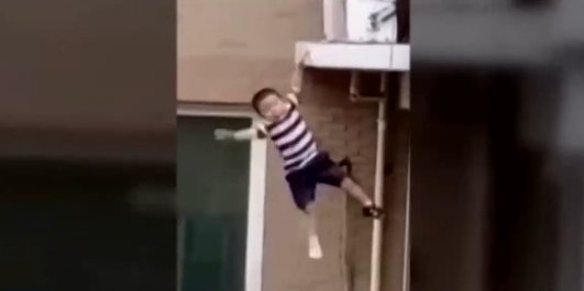 Vecino agarró en el aire y salvó a niño de 2 años que cayó de un quinto piso