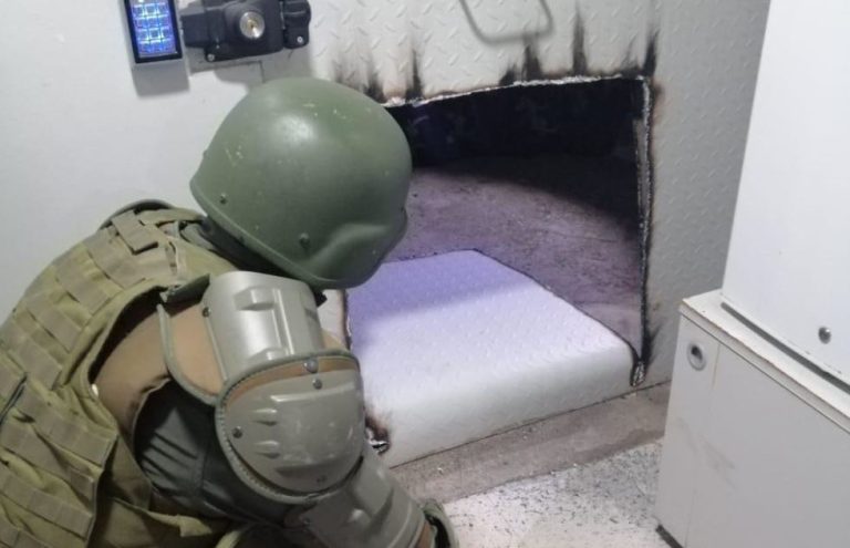 Abrieron un forado y los descubrieron: Detienen a delincuentes que entraron a robar la bóveda de un banco